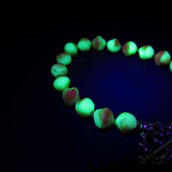 Uranium glass bead bracelet - Picture 2 of 13